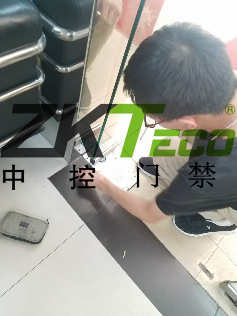 中控門禁公司在越秀區更換玻璃門彈簧，調維修玻璃門